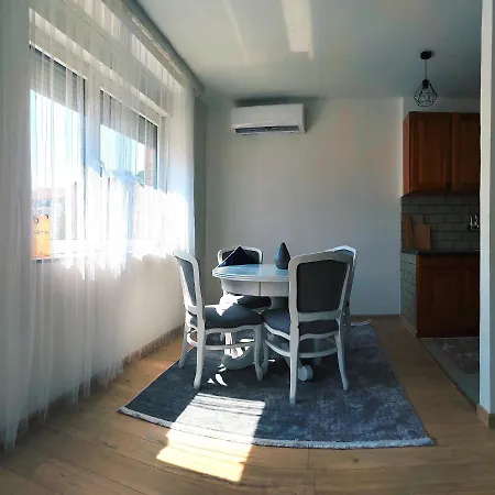 Spacious And Modern In Town Center Apartment *